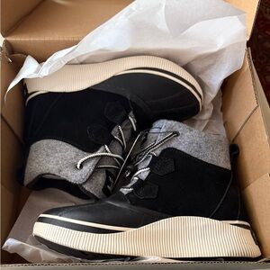 Youth size 6 (fits women 7.5) Sorel Out n About Chillz Waterproof